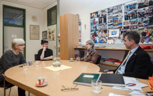 Barabara Frischmuth zu Besuch bei Manfred Kniepeiss in der Schuldirektion der Ortweinschule